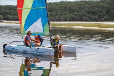 Smith Gölü, NSW Avustralya - 29 Nisan 2022: Parlak gökkuşağı yelkenli yelkenli