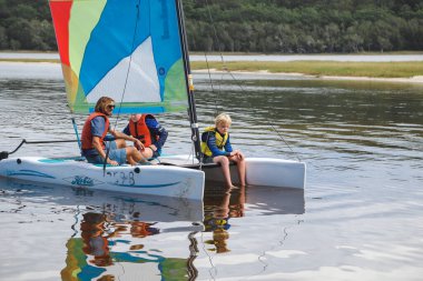 Smith Gölü, NSW Avustralya - 29 Nisan 2022: Parlak gökkuşağı yelkenli yelkenli