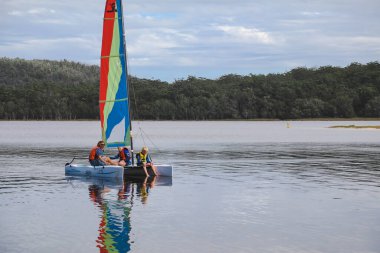 Smith Gölü, NSW Avustralya - 29 Nisan 2022: Parlak gökkuşağı yelkenli yelkenli