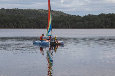 Smith Gölü, NSW Avustralya - 29 Nisan 2022: Parlak gökkuşağı yelkenli yelkenli