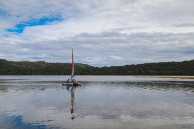 Smith Gölü, NSW Avustralya - 29 Nisan 2022: Parlak gökkuşağı yelkenli yelkenli