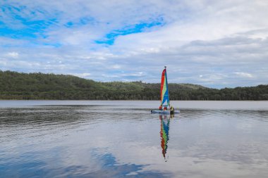 Smith Gölü, NSW Avustralya - 29 Nisan 2022: Parlak gökkuşağı yelkenli yelkenli