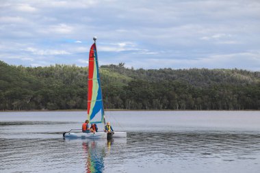 Smith Gölü, NSW Avustralya - 29 Nisan 2022: Parlak gökkuşağı yelkenli yelkenli