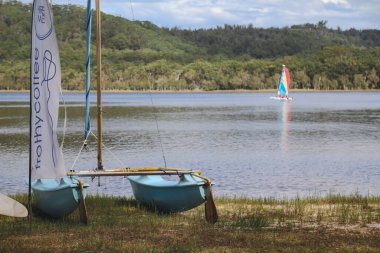 Smith Gölü, NSW Avustralya - 29 Nisan 2022: Parlak gökkuşağı yelkenli yelkenli