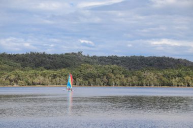 Smith Gölü, NSW Avustralya - 29 Nisan 2022: Parlak gökkuşağı yelkenli yelkenli