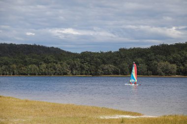 Smith Gölü, NSW Avustralya - 29 Nisan 2022: Parlak gökkuşağı yelkenli yelkenli