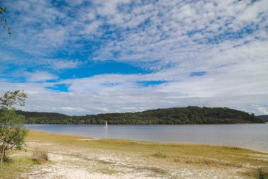 Smith Gölü, NSW Avustralya - 29 Nisan 2022: Parlak gökkuşağı yelkenli yelkenli