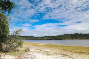 Smith Gölü, NSW Avustralya - 29 Nisan 2022: Parlak gökkuşağı yelkenli yelkenli