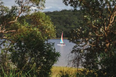 Smith Gölü, NSW Avustralya - 29 Nisan 2022: Parlak gökkuşağı yelkenli yelkenli