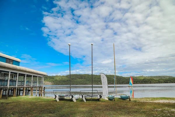 Smith Gölü, NSW Avustralya - 29 Nisan 2022: Parlak gökkuşağı yelkenli yelkenli