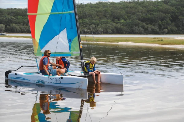 Smith Gölü, NSW Avustralya - 29 Nisan 2022: Parlak gökkuşağı yelkenli yelkenli