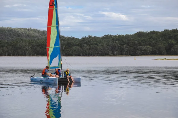 Smith Gölü, NSW Avustralya - 29 Nisan 2022: Parlak gökkuşağı yelkenli yelkenli