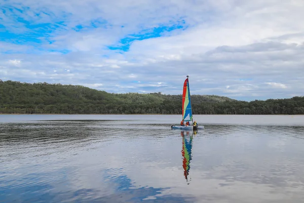 Smith Gölü, NSW Avustralya - 29 Nisan 2022: Parlak gökkuşağı yelkenli yelkenli