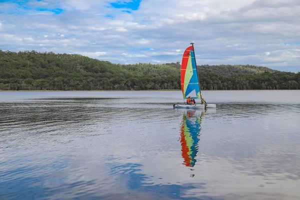 Smith Gölü, NSW Avustralya - 29 Nisan 2022: Parlak gökkuşağı yelkenli yelkenli