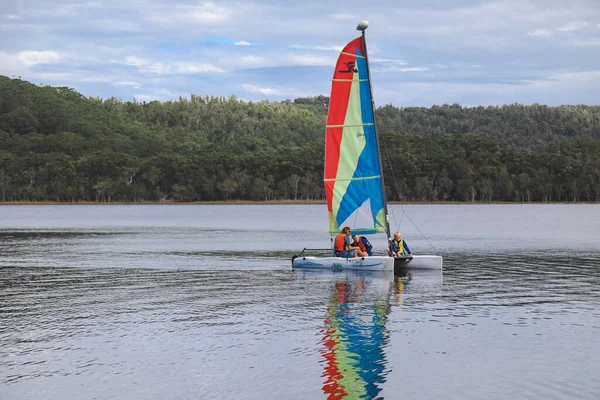 スミス湖 ニューサウスウェールズ州オーストラリア 4月2022 明るい虹の帆で湖の帆ボート — ストック写真