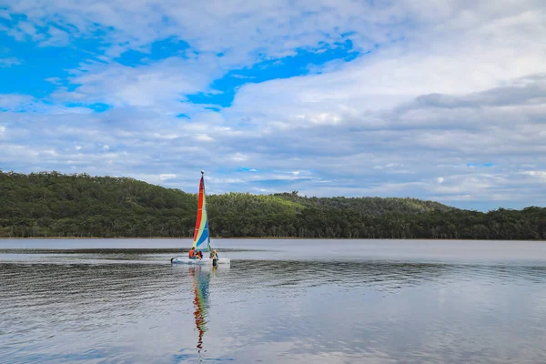 Smith Gölü, NSW Avustralya - 29 Nisan 2022: Parlak gökkuşağı yelkenli yelkenli