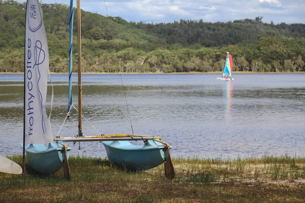 Smith Gölü, NSW Avustralya - 29 Nisan 2022: Parlak gökkuşağı yelkenli yelkenli