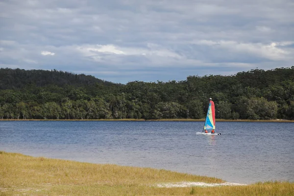 Smith Gölü, NSW Avustralya - 29 Nisan 2022: Parlak gökkuşağı yelkenli yelkenli