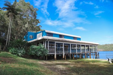 Smith Gölü, NSW Avustralya - 29 Nisan 2022: Köpüklü Kahve Kayıkhanesi 'nde güneşli bir gün