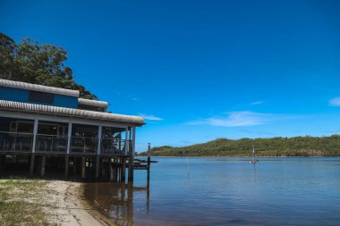 Smith Gölü, NSW Avustralya - 29 Nisan 2022: Parlak gökkuşağı yelkenli yelkenli