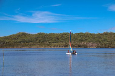 Smith Gölü, NSW Avustralya - 29 Nisan 2022: Parlak gökkuşağı yelkenli yelkenli