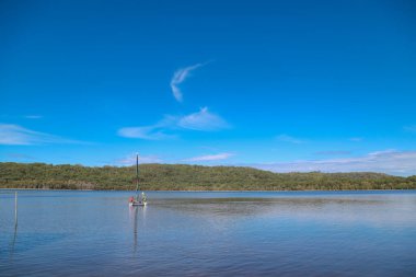 Smith Gölü, NSW Avustralya - 29 Nisan 2022: Parlak gökkuşağı yelkenli yelkenli