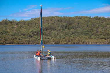 Smith Gölü, NSW Avustralya - 29 Nisan 2022: Parlak gökkuşağı yelkenli yelkenli