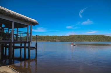 Smith Gölü, NSW Avustralya - 29 Nisan 2022: Parlak gökkuşağı yelkenli yelkenli