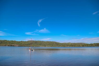 Smith Gölü, NSW Avustralya - 29 Nisan 2022: Parlak gökkuşağı yelkenli yelkenli