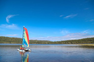 Smith Gölü, NSW Avustralya - 29 Nisan 2022: Parlak gökkuşağı yelkenli yelkenli