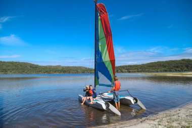 Smith Gölü, NSW Avustralya - 29 Nisan 2022: Çocuklar için gölde yelkencilik dersi veren tekne