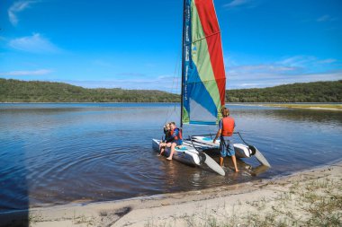 Smith Gölü, NSW Avustralya - 29 Nisan 2022: Çocuklar için gölde yelkencilik dersi veren tekne