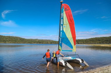 Smith Gölü, NSW Avustralya - 29 Nisan 2022: Çocuklar için gölde yelkencilik dersi veren tekne