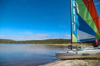 Smith Gölü, NSW Avustralya - 29 Nisan 2022: Köpüklü Kahve Kayıkhanesi 'ndeki yelkenliler