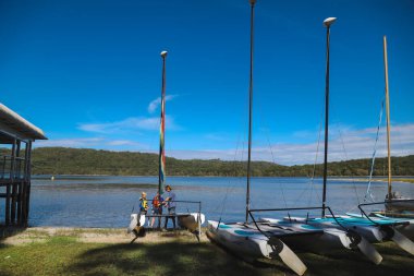 Smith Gölü, NSW Avustralya - 29 Nisan 2022: Çocuklar ders sırasında yelkenli direğini nasıl çekeceklerini öğreniyorlar