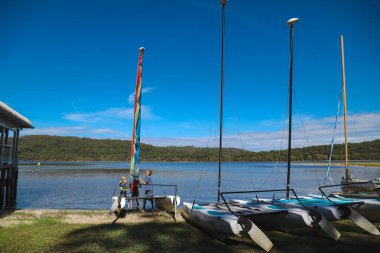 Smith Gölü, NSW Avustralya - 29 Nisan 2022: Çocuklar ders sırasında yelkenli direğini nasıl çekeceklerini öğreniyorlar