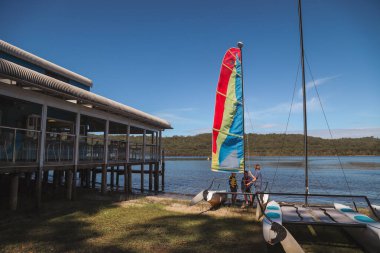 Smith Gölü, NSW Avustralya - 29 Nisan 2022: Çocuklar ders sırasında yelkenli direğini nasıl çekeceklerini öğreniyorlar