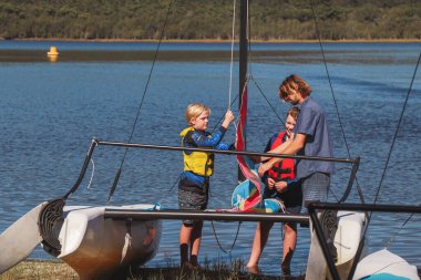 Smith Gölü, NSW Avustralya - 29 Nisan 2022: Çocuklar ders sırasında yelkenli direğini nasıl çekeceklerini öğreniyorlar