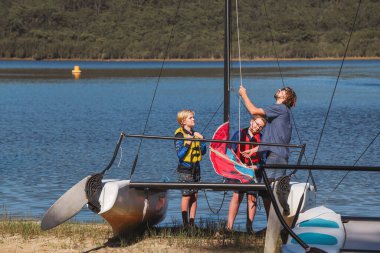Smith Gölü, NSW Avustralya - 29 Nisan 2022: Çocuklar ders sırasında yelkenli direğini nasıl çekeceklerini öğreniyorlar