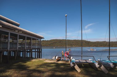 Smith Gölü, NSW Avustralya - 29 Nisan 2022: Çocuklar ders sırasında yelkenli direğini nasıl çekeceklerini öğreniyorlar