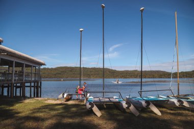 Smith Gölü, NSW Avustralya - 29 Nisan 2022: Çocuklar ders sırasında yelkenli direğini nasıl çekeceklerini öğreniyorlar