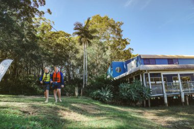 Smith Gölü, NSW Avustralya - 29 Nisan 2022: Çocuklar güneşli bir günde köpüklü kahve kayıkhanesinde yelkencilik dersine katılıyor