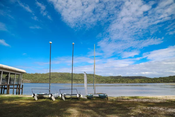 Smith Gölü, NSW Avustralya - 29 Nisan 2022: Köpüklü Kahve Kayıkhanesi 'nde güneşli bir gün