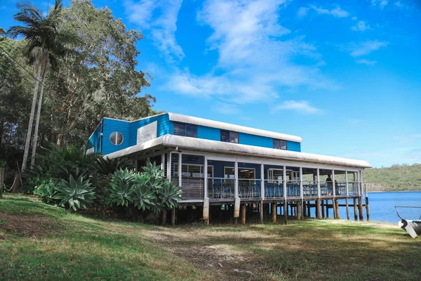 Smith Gölü, NSW Avustralya - 29 Nisan 2022: Köpüklü Kahve Kayıkhanesi 'nde güneşli bir gün