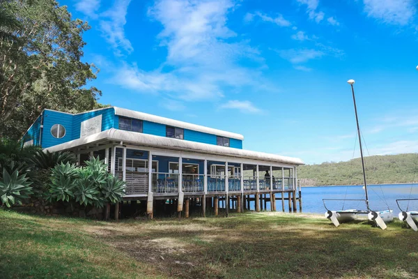 Smith Gölü, NSW Avustralya - 29 Nisan 2022: Köpüklü Kahve Kayıkhanesi 'nde güneşli bir gün