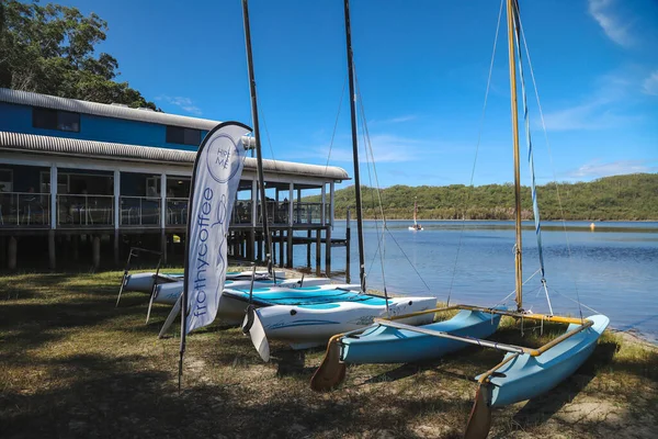 Smith Gölü, NSW Avustralya - 29 Nisan 2022: Parlak gökkuşağı yelkenli yelkenli