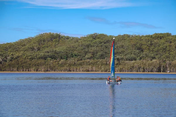 Smith Gölü, NSW Avustralya - 29 Nisan 2022: Parlak gökkuşağı yelkenli yelkenli