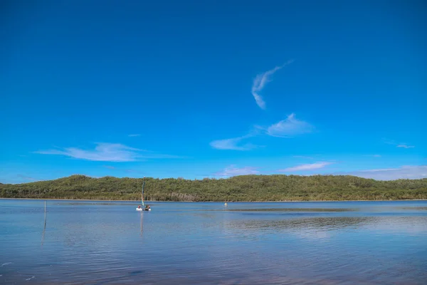 Smith Lake Nsw Australia Kwietnia 2022 Żaglówka Jeziorze Jasnym Tęczowym — Zdjęcie stockowe