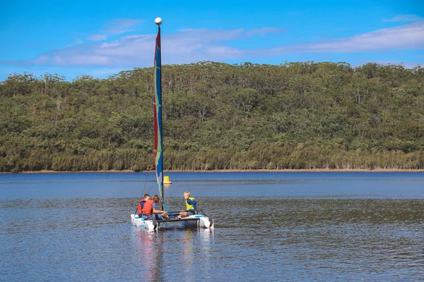 Smith Gölü, NSW Avustralya - 29 Nisan 2022: Parlak gökkuşağı yelkenli yelkenli