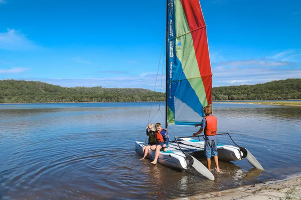 Smith Lake Nswオーストラリア April 2022 湖でレッスンをセーリングする子供たちのためのインストラクターボート — ストック写真